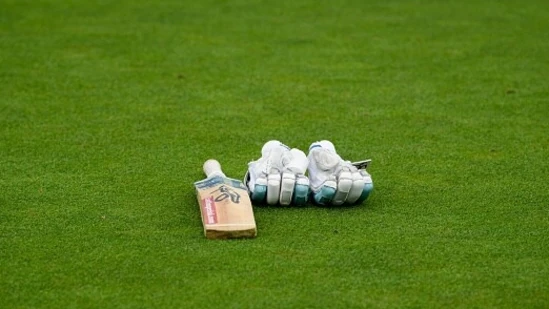 Sri Lanka bowled out for 263, trailing by 62 runs on day three at the Oval