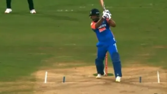 Stunned Ravi Shastri, Baffled Others Witness as Sanju Samson Smashes Incredible Backfoot Six Over Extra Cover